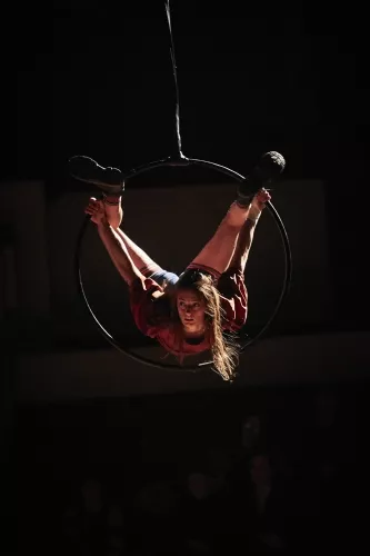 ON EST PAS LA POUR SUCER DES GLACES, spectacle de fin d'études de la 31e promotion du Centre national des arts du cirque/CNAC de Châlons-en-Champagne, mis en piste par Galapiat cirque 