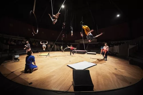 ON EST PAS LA POUR SUCER DES GLACES, spectacle de fin d'études de la 31e promotion du Centre national des arts du cirque/CNAC de Châlons-en-Champagne, mis en piste par Galapiat cirque 