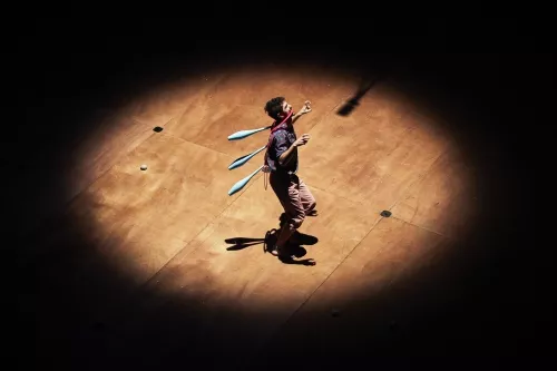 ON EST PAS LA POUR SUCER DES GLACES, spectacle de fin d'études de la 31e promotion du Centre national des arts du cirque/CNAC de Châlons-en-Champagne, mis en piste par Galapiat cirque 