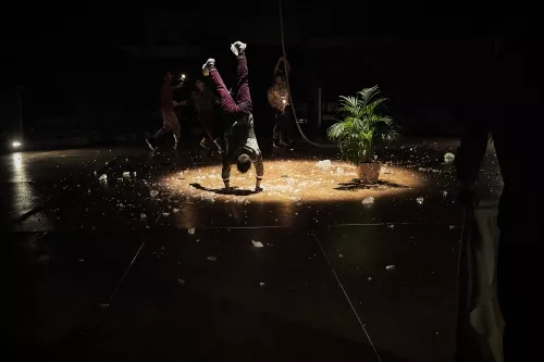 ON EST PAS LA POUR SUCER DES GLACES, spectacle de fin d'études de la 31e promotion du Centre national des arts du cirque/CNAC de Châlons-en-Champagne, mis en piste par Galapiat cirque 