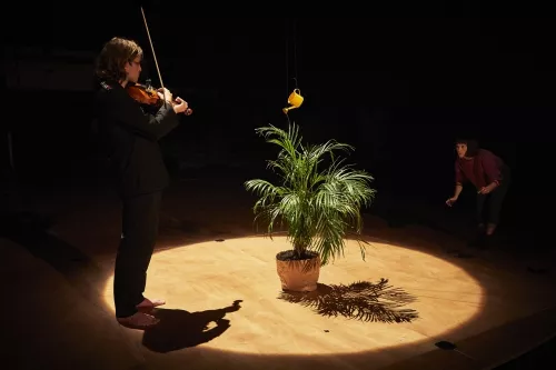 ON EST PAS LA POUR SUCER DES GLACES, spectacle de fin d'études de la 31e promotion du Centre national des arts du cirque/CNAC de Châlons-en-Champagne, mis en piste par Galapiat cirque 