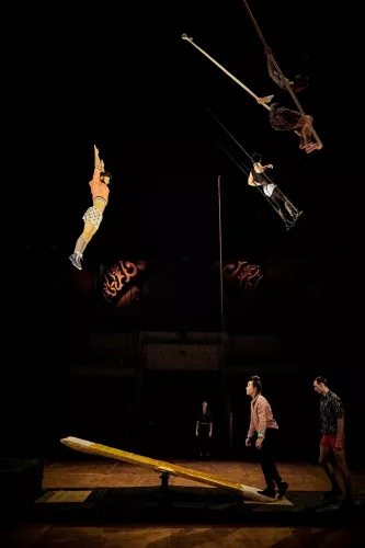 ON EST PAS LA POUR SUCER DES GLACES, spectacle de fin d'études de la 31e promotion du Centre national des arts du cirque/CNAC de Châlons-en-Champagne, mis en piste par Galapiat cirque 