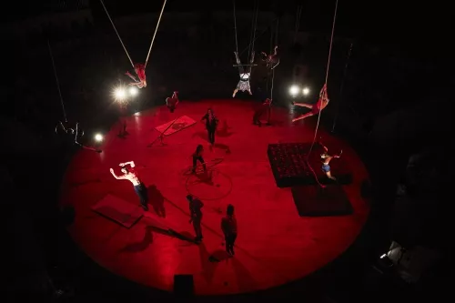 ON EST PAS LA POUR SUCER DES GLACES, spectacle de fin d'études de la 31e promotion du Centre national des arts du cirque/CNAC de Châlons-en-Champagne, mis en piste par Galapiat cirque 