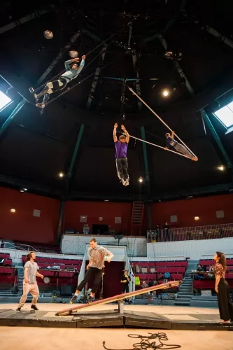 ON EST PAS LA POUR SUCER DES GLACES, spectacle de fin d'études de la 31e promotion du Centre national des arts du cirque/CNAC de Châlons-en-Champagne, mis en piste par Galapiat cirque 