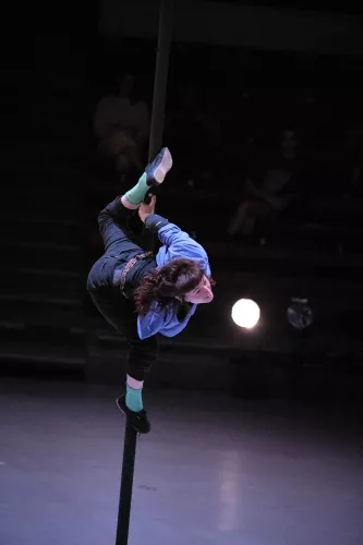 Celine Vaillier, mât chinois, 31e promotion du Centre national des arts du cirque (Cnac) de Châlons-en-Champagne