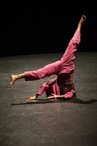 Tia Balacey, acrodanse, 32e promotion du Centre national des arts du cirque/CNAC de Châlons-en-Champagne