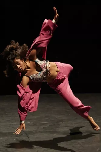 Tia Balacey, acrodanse, 32e promotion du Centre national des arts du cirque/CNAC de Châlons-en-Champagne