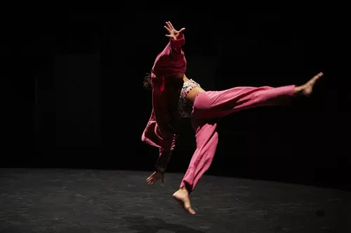 Tia Balacey, acrodanse, 32e promotion du Centre national des arts du cirque/CNAC de Châlons-en-Champagne