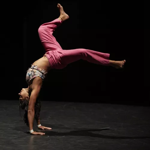Tia Balacey, acrodanse, 32e promotion du Centre national des arts du cirque/CNAC de Châlons-en-Champagne