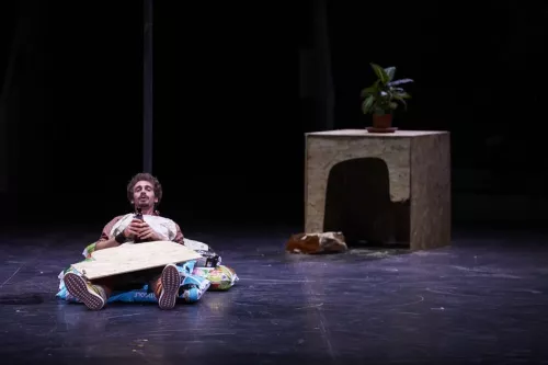 Aris Colangelo, mât chinois, 32e promotion du Centre national des arts du cirque/CNAC de Châlons-en-Champagne