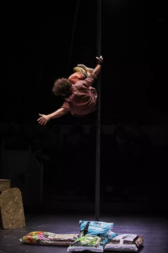 Aris Colangelo, mât chinois, 32e promotion du Centre national des arts du cirque/CNAC de Châlons-en-Champagne