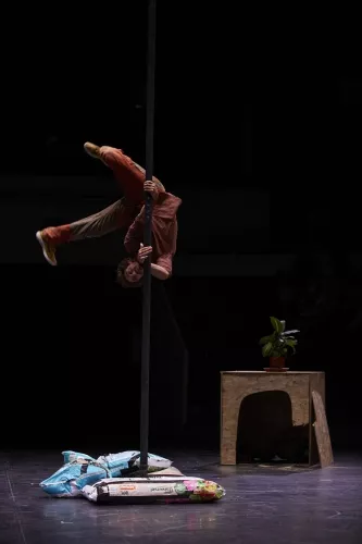 Aris Colangelo, mât chinois, 32e promotion du Centre national des arts du cirque/CNAC de Châlons-en-Champagne