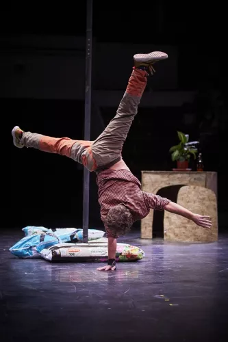 Aris Colangelo, mât chinois, 32e promotion du Centre national des arts du cirque/CNAC de Châlons-en-Champagne
