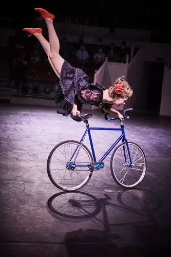 Fleuriane Cornet, équilibre sur vélo, 32e promotion du Centre national des arts du cirque/CNAC de Châlons-en-Champagne