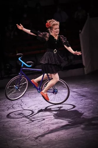 Fleuriane Cornet, équilibre sur vélo, 32e promotion du Centre national des arts du cirque/CNAC de Châlons-en-Champagne