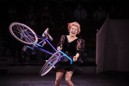 Fleuriane Cornet, équilibre sur vélo, 32e promotion du Centre national des arts du cirque/CNAC de Châlons-en-Champagne