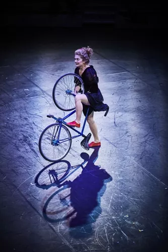 Fleuriane Cornet, équilibre sur vélo, 32e promotion du Centre national des arts du cirque/CNAC de Châlons-en-Champagne