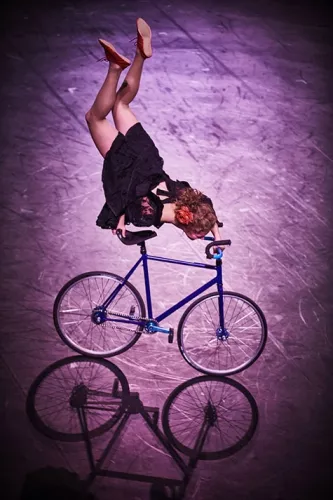 Fleuriane Cornet, équilibre sur vélo, 32e promotion du Centre national des arts du cirque/CNAC de Châlons-en-Champagne