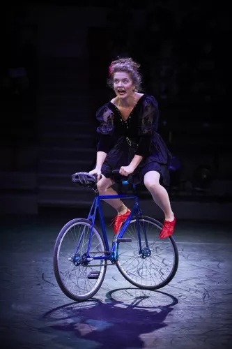 Fleuriane Cornet, équilibre sur vélo, 32e promotion du Centre national des arts du cirque/CNAC de Châlons-en-Champagne