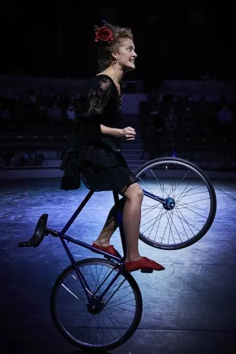 Fleuriane Cornet, équilibre sur vélo, 32e promotion du Centre national des arts du cirque/CNAC de Châlons-en-Champagne
