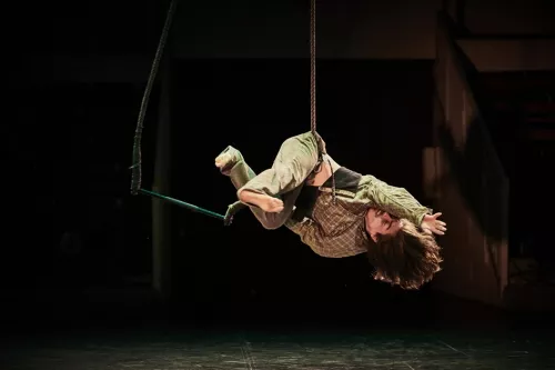 Alberto Diaz Gutierrez, trapèze fixe, 32e promotion du Centre national des arts du cirque/CNAC de Châlons-en-Champagne