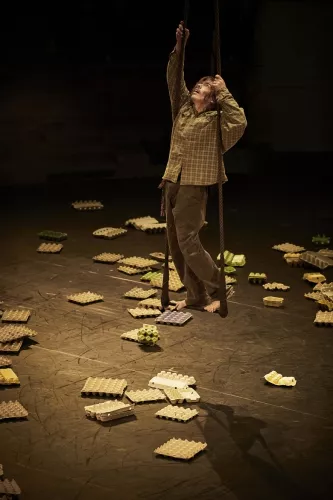 Alberto Diaz Gutierrez, trapèze fixe, 32e promotion du Centre national des arts du cirque/CNAC de Châlons-en-Champagne