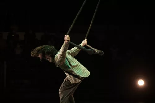 Alberto Diaz Gutierrez, trapèze fixe, 32e promotion du Centre national des arts du cirque/CNAC de Châlons-en-Champagne