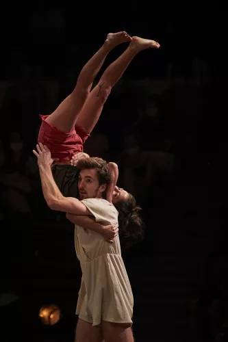 Marin Garnier, portés acrobatiques, 32e promotion du Centre national des arts du cirque/CNAC de Châlons-en-Champagne
