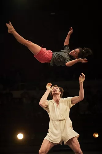 Marin Garnier, portés acrobatiques, 32e promotion du Centre national des arts du cirque/CNAC de Châlons-en-Champagne