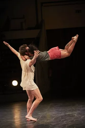 Marin Garnier, portés acrobatiques, 32e promotion du Centre national des arts du cirque/CNAC de Châlons-en-Champagne