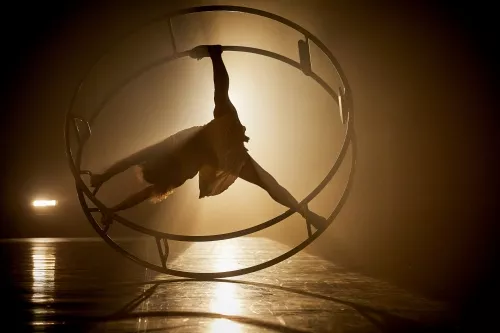 LE CYCLE DE L'ABSURDE, spectacle de fin d'études de la 32e promotion du Centre national des arts du cirque/CNAC de Châlons-en-Champagne, mis en scène par Raphaëlle Boitel - Cie L'Oublié(e), [photo 01]