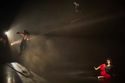 LE CYCLE DE L'ABSURDE, spectacle de fin d'études de la 32e promotion du Centre national des arts du cirque/CNAC de Châlons-en-Champagne, mis en scène par Raphaëlle Boitel - Cie L'Oublié(e), [photo 03]