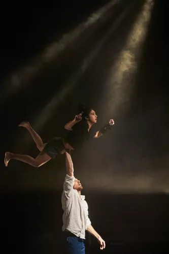 LE CYCLE DE L'ABSURDE, spectacle de fin d'études de la 32e promotion du Centre national des arts du cirque/CNAC de Châlons-en-Champagne, mis en scène par Raphaëlle Boitel - Cie L'Oublié(e), [photo 04]