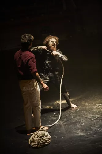 LE CYCLE DE L'ABSURDE, spectacle de fin d'études de la 32e promotion du Centre national des arts du cirque/CNAC de Châlons-en-Champagne, mis en scène par Raphaëlle Boitel - Cie L'Oublié(e), [photo 05]