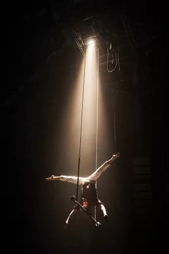 LE CYCLE DE L'ABSURDE, spectacle de fin d'études de la 32e promotion du Centre national des arts du cirque/CNAC de Châlons-en-Champagne, mis en scène par Raphaëlle Boitel - Cie L'Oublié(e), [photo 06]