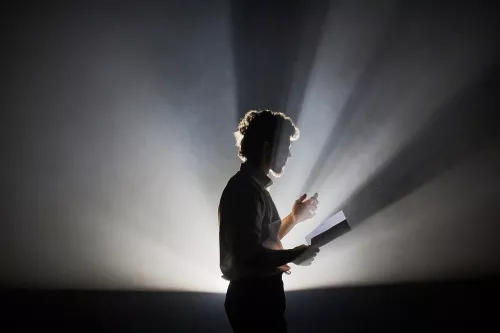 LE CYCLE DE L'ABSURDE, spectacle de fin d'études de la 32e promotion du Centre national des arts du cirque/CNAC de Châlons-en-Champagne, mis en scène par Raphaëlle Boitel - Cie L'Oublié(e), [photo 07]