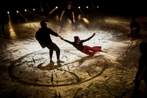 LE CYCLE DE L'ABSURDE, spectacle de fin d'études de la 32e promotion du Centre national des arts du cirque/CNAC de Châlons-en-Champagne, mis en scène par Raphaëlle Boitel - Cie L'Oublié(e), [photo 09]