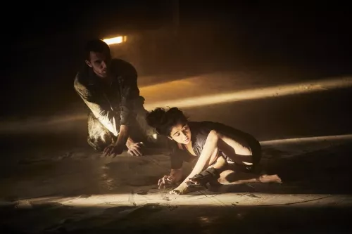 LE CYCLE DE L'ABSURDE, spectacle de fin d'études de la 32e promotion du Centre national des arts du cirque/CNAC de Châlons-en-Champagne, mis en scène par Raphaëlle Boitel - Cie L'Oublié(e), [photo 10]