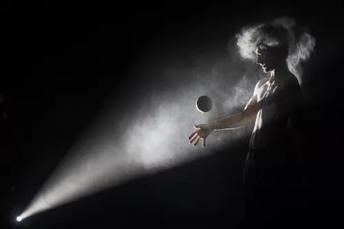 LE CYCLE DE L'ABSURDE, spectacle de fin d'études de la 32e promotion du Centre national des arts du cirque/CNAC de Châlons-en-Champagne, mis en scène par Raphaëlle Boitel - Cie L'Oublié(e), [photo 11]