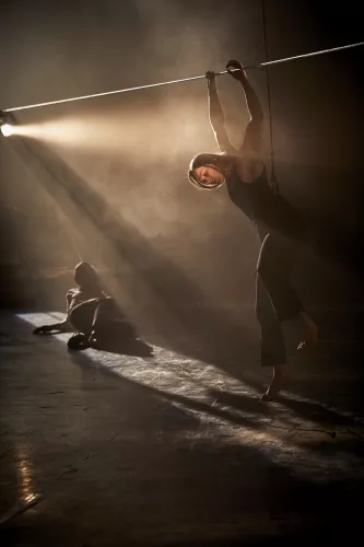 LE CYCLE DE L'ABSURDE, spectacle de fin d'études de la 32e promotion du Centre national des arts du cirque/CNAC de Châlons-en-Champagne, mis en scène par Raphaëlle Boitel - Cie L'Oublié(e), [photo 14]
