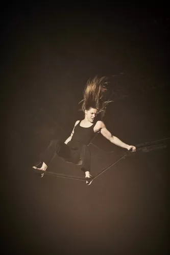 LE CYCLE DE L'ABSURDE, spectacle de fin d'études de la 32e promotion du Centre national des arts du cirque/CNAC de Châlons-en-Champagne, mis en scène par Raphaëlle Boitel - Cie L'Oublié(e), [photo 16]