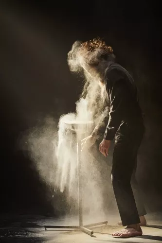 LE CYCLE DE L'ABSURDE, spectacle de fin d'études de la 32e promotion du Centre national des arts du cirque/CNAC de Châlons-en-Champagne, mis en scène par Raphaëlle Boitel - Cie L'Oublié(e), [photo 17]