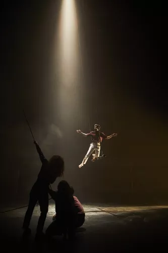 LE CYCLE DE L'ABSURDE, spectacle de fin d'études de la 32e promotion du Centre national des arts du cirque/CNAC de Châlons-en-Champagne, mis en scène par Raphaëlle Boitel - Cie L'Oublié(e), [photo 18]