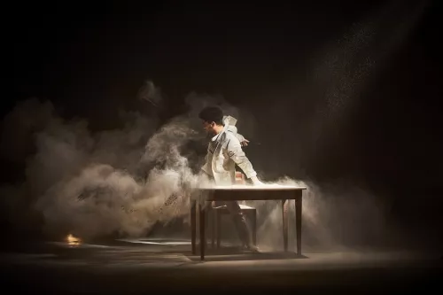 LE CYCLE DE L'ABSURDE, spectacle de fin d'études de la 32e promotion du Centre national des arts du cirque/CNAC de Châlons-en-Champagne, mis en scène par Raphaëlle Boitel - Cie L'Oublié(e), [photo 20]