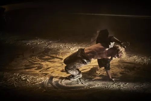 LE CYCLE DE L'ABSURDE, spectacle de fin d'études de la 32e promotion du Centre national des arts du cirque/CNAC de Châlons-en-Champagne, mis en scène par Raphaëlle Boitel - Cie L'Oublié(e), [photo 22]