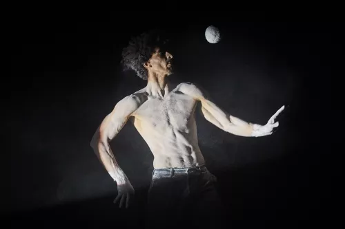 LE CYCLE DE L'ABSURDE, spectacle de fin d'études de la 32e promotion du Centre national des arts du cirque/CNAC de Châlons-en-Champagne, mis en scène par Raphaëlle Boitel - Cie L'Oublié(e), [photo 24]