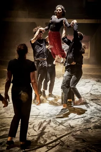 LE CYCLE DE L'ABSURDE, spectacle de fin d'études de la 32e promotion du Centre national des arts du cirque/CNAC de Châlons-en-Champagne, mis en scène par Raphaëlle Boitel - Cie L'Oublié(e), [photo 30]