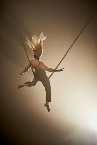 LE CYCLE DE L'ABSURDE, spectacle de fin d'études de la 32e promotion du Centre national des arts du cirque/CNAC de Châlons-en-Champagne, mis en scène par Raphaëlle Boitel - Cie L'Oublié(e), [photo 32]