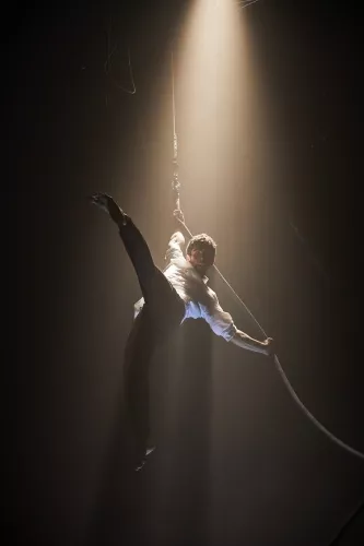 LE CYCLE DE L'ABSURDE, spectacle de fin d'études de la 32e promotion du Centre national des arts du cirque/CNAC de Châlons-en-Champagne, mis en scène par Raphaëlle Boitel - Cie L'Oublié(e), [photo 33]