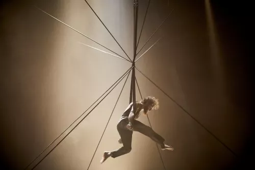 LE CYCLE DE L'ABSURDE, spectacle de fin d'études de la 32e promotion du Centre national des arts du cirque/CNAC de Châlons-en-Champagne, mis en scène par Raphaëlle Boitel - Cie L'Oublié(e), [photo 34]